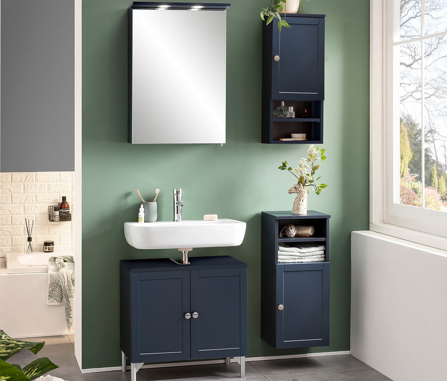 Badezimmer mit Jesper Spiegelschrank, Waschbeckenunterschrank und Unterschrank in Blau.