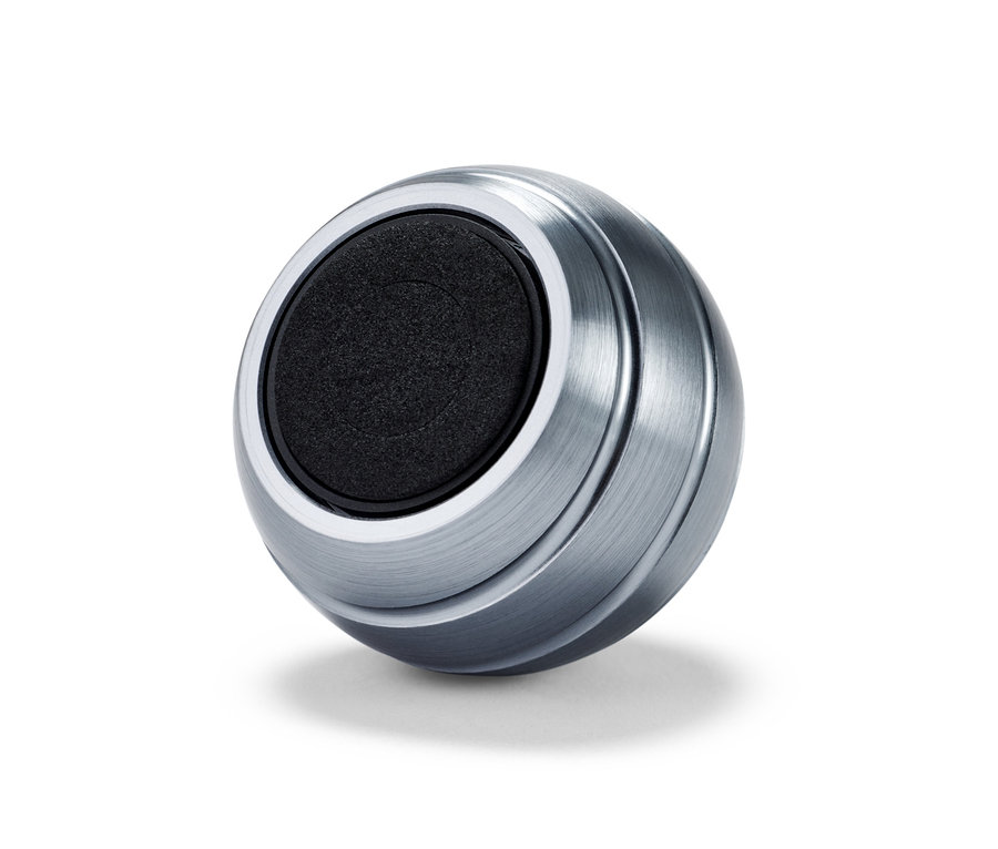 Nahaufnahme des Mezmoglobe® Spinners, ein kinetisches Spielzeug aus Metall mit schwarzer Mitte, auf weißem Hintergrund.