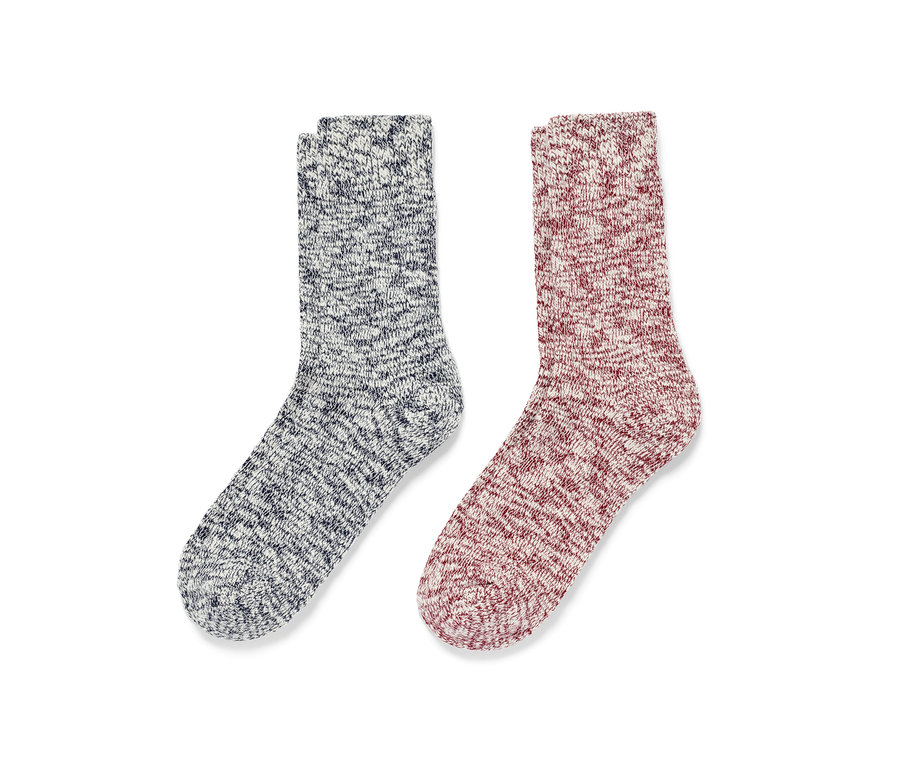 Zwei Paar Stricksocken liegen nebeneinander.