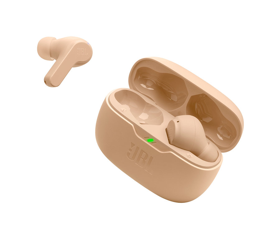 Cremefarbene JBL Wave Beam Ohrhörer und ein offenes Ladecase.
