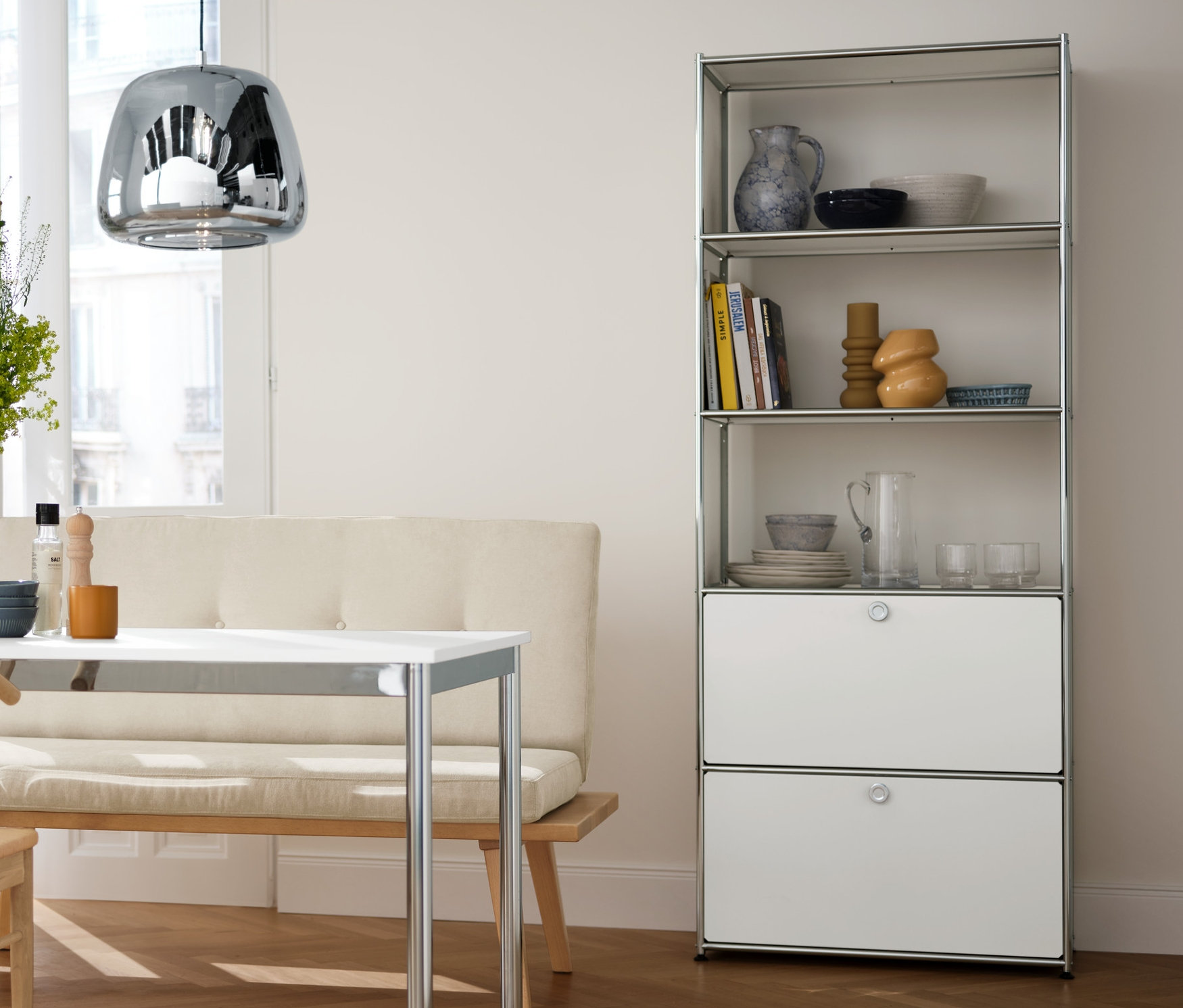 Esszimmer Interieur mit Chrom-Pendelleuchte, Metalltisch, Regal mit Schubladen und Esszimmerstühlen.