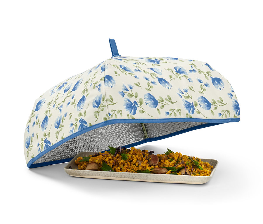 Essen auf einem Teller, abgedeckt mit einer Thermo-Abdeckhaube mit blauen Blumen.