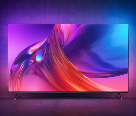 Ein schwarzer Philips 4K UHD Ambilight TV mit Google TV »85 PUS 8808/12« zeigt ein abstraktes, farbiges Design.