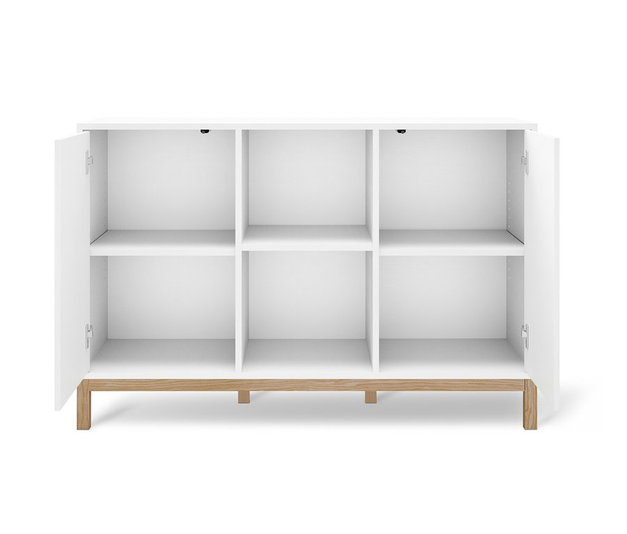 Weißes Sideboard mit sechs Fächern und offenen Türen.