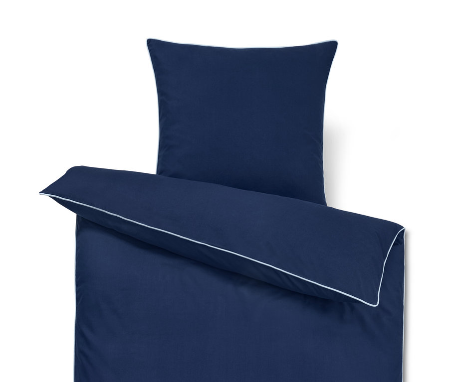 Draufsicht von marineblauer Baumwoll-Bettwäsche mit TENCEL™ Lyocell, Normalgröße, mit weißer Paspel.