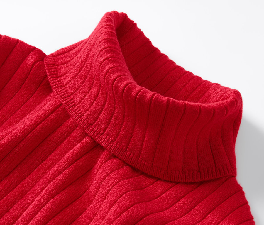 Detailansicht eines gerippten, roten Rollkragenpullovers.