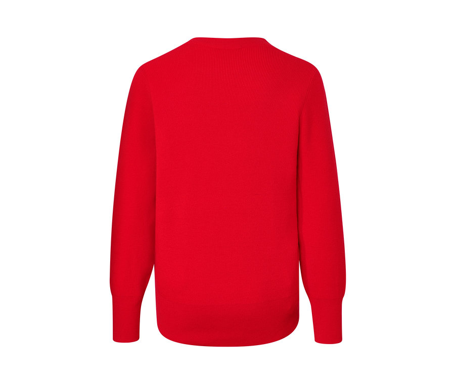Roter Feinstrickpullover.