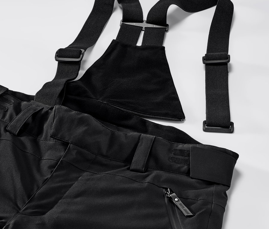 Detailaufnahme einer schwarzen High-Tech-Skihose mit Hosenträgern.