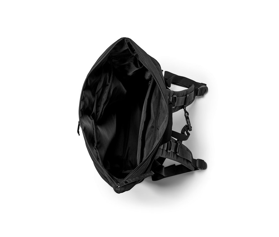 Offener schwarzer Outdoor-Rucksack.
