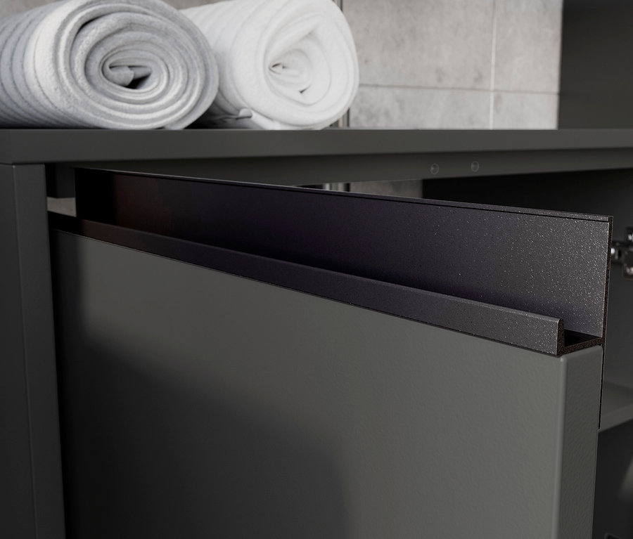 Detailaufnahme von einem graphitfarbenen Waschbeckenunterschrank »Lemont« mit leicht geöffneter Schublade, darüber zwei weiße Handtücher.