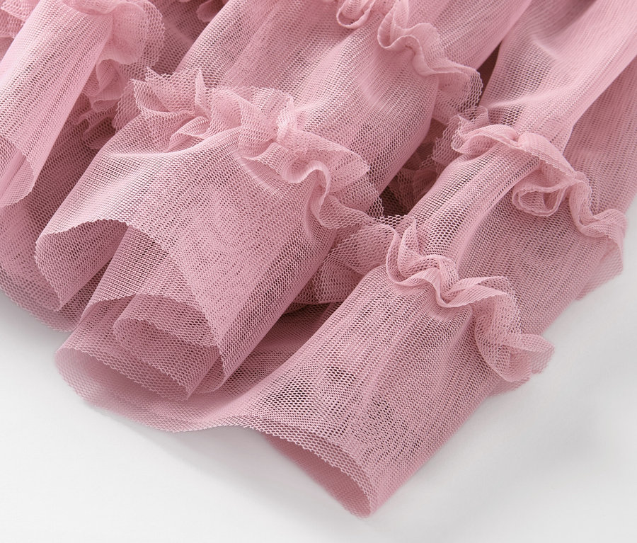 Detailaufnahme von einem Kinder-Tüllrock mit Rüschen.