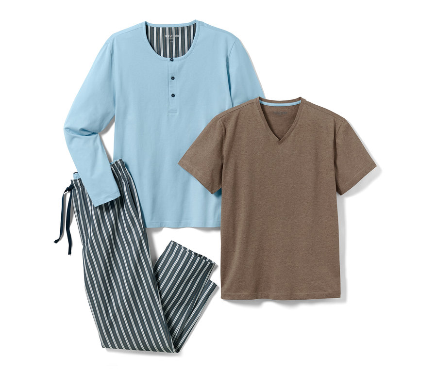 Ein 3-teiliges Pyjama-Set bestehend aus einem hellblauen Langarmshirt, einem braunen Kurzarmshirt und einer gestreiften Hose.