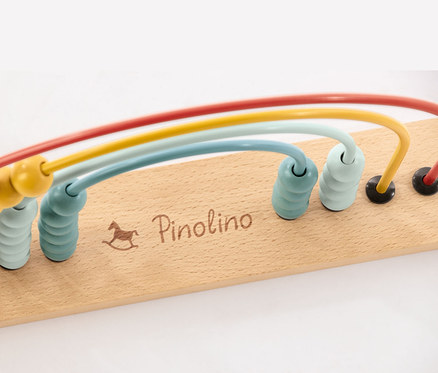 Detailaufnahme von Pinolino Abakus-Regenbogen "Ruby" mit bunten Perlen auf Holzrahmen.