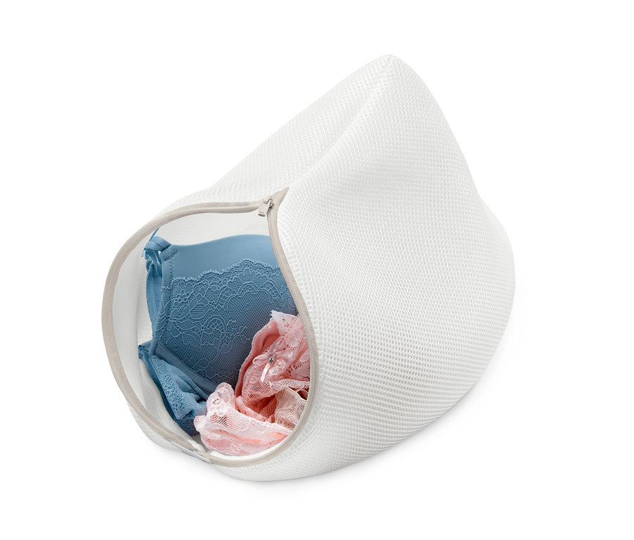 Blauer und rosa Spitzen-BH in einem weißen Wäschenetz.