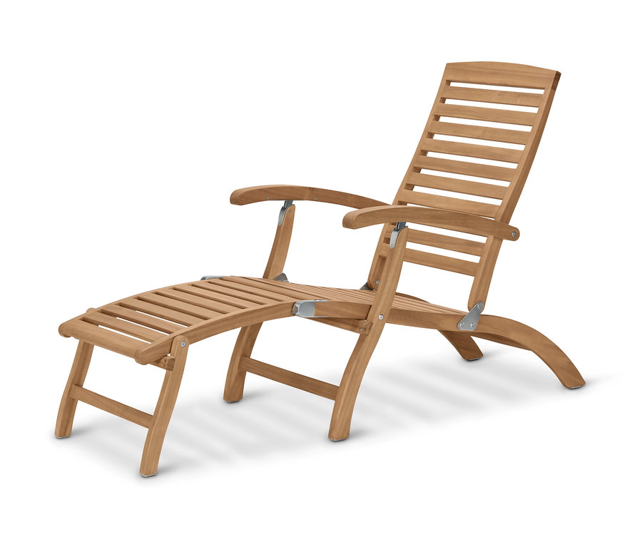 Ein Deckchair mit Polsterauflage aus braunem Holz auf weißem Hintergrund.