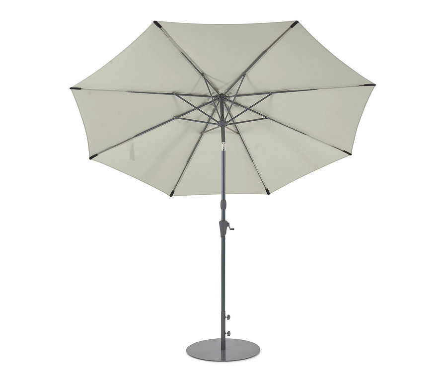 Ein hellgrauer Leco Sonnenschirm, Ø 300 cm, exkl. Schirmständer, steht auf einem flachen Leco Sonnenschirmständer, Ø ca. 60 cm.