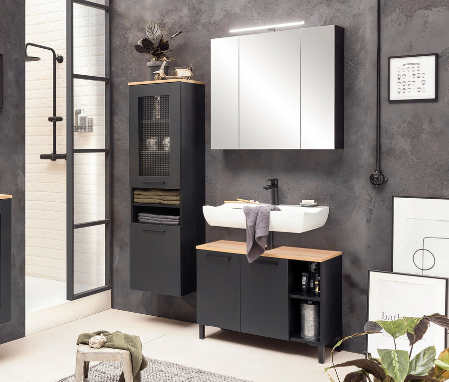 Ein Badezimmer mit Dusche und einem Waschbecken mit dem Waschbeckenunterschrank »Malte«.