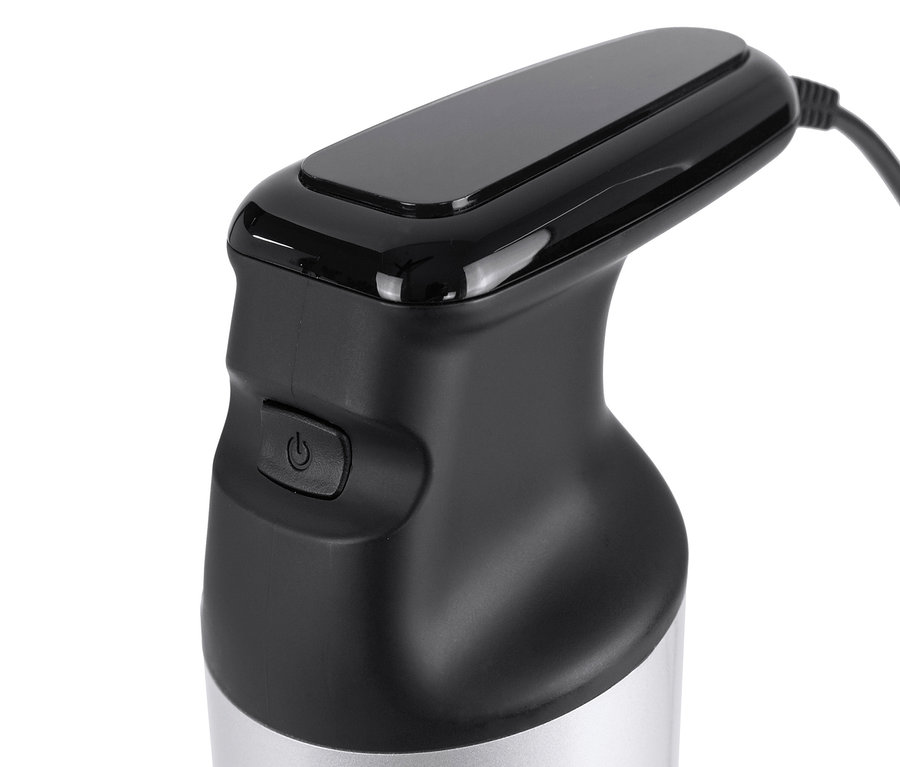 Detailaufnahme eines CASO Stabmixers »HB 2400 Pro XL« mit schwarzem Griff und silbernem Gehäuse.