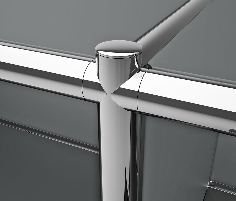 Detailaufnahme eines grauen CN3 Metall Schranks mit Chrombeschlägen.