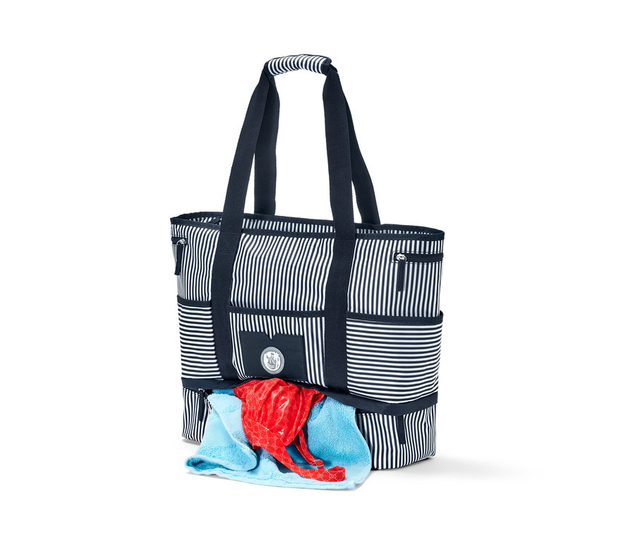 Gestreifte Strandtasche mit blauen Henkeln und einem roten und blauen Handtuch.