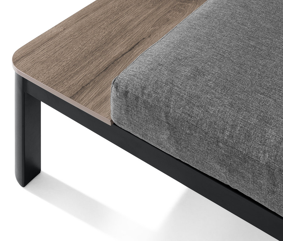 Detail einer flexiblen Lounge-Ecke mit Duraboard®-Tischplatten und grauem Kissen.