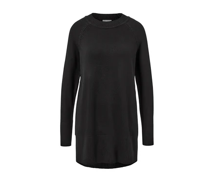 Langer, schwarzer Strickpullover.