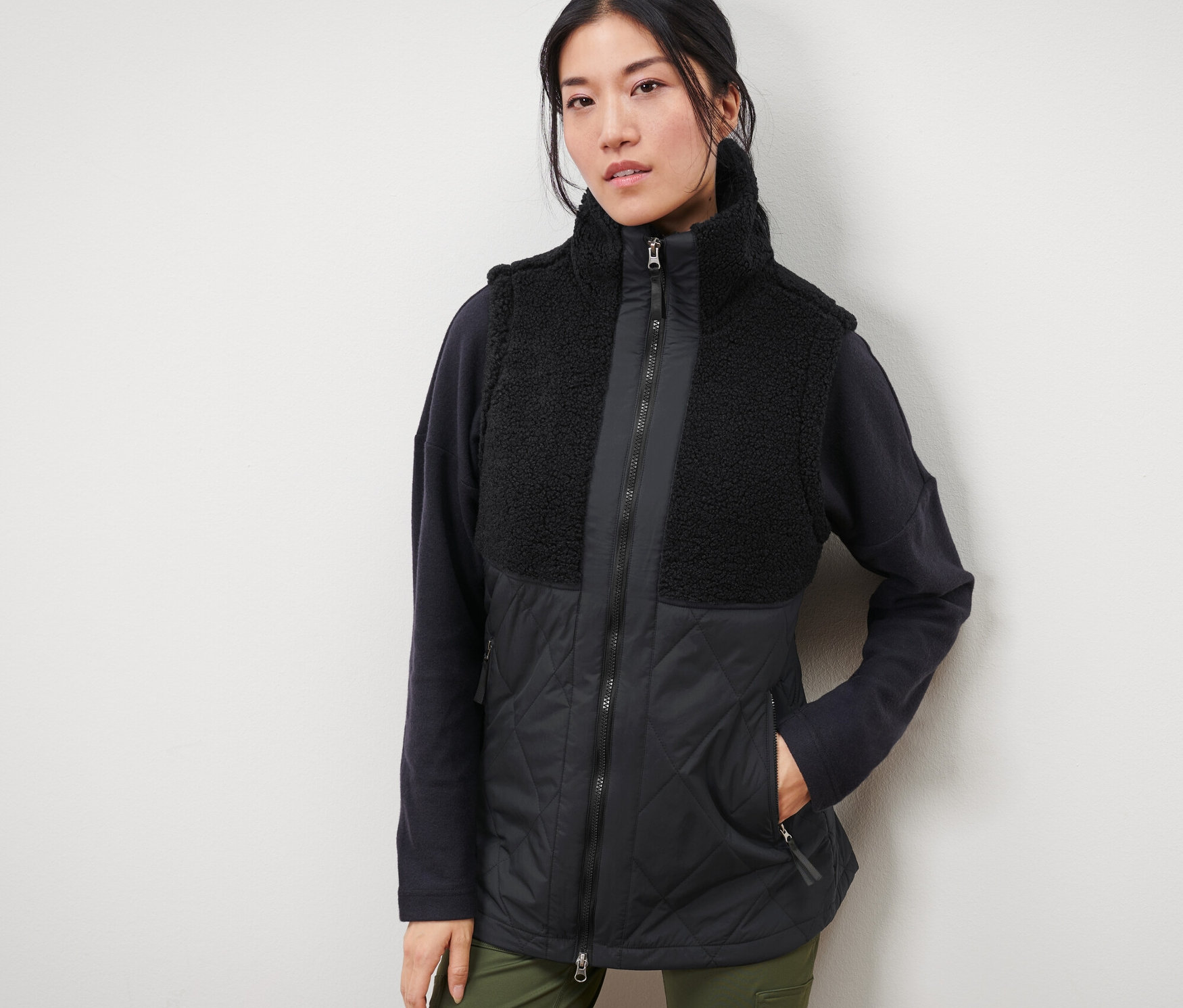 Frau trägt eine Teddy-Steppweste.