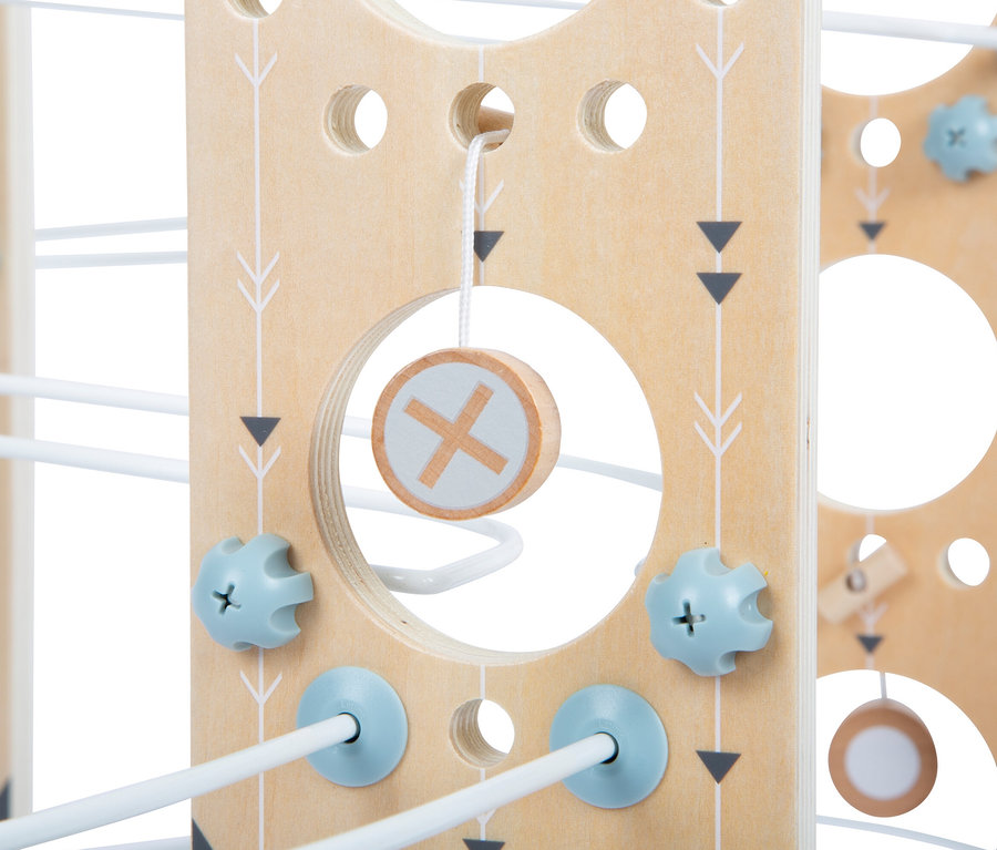 Detail einer blauen und beigen small foot Modulare Kugelbahn.