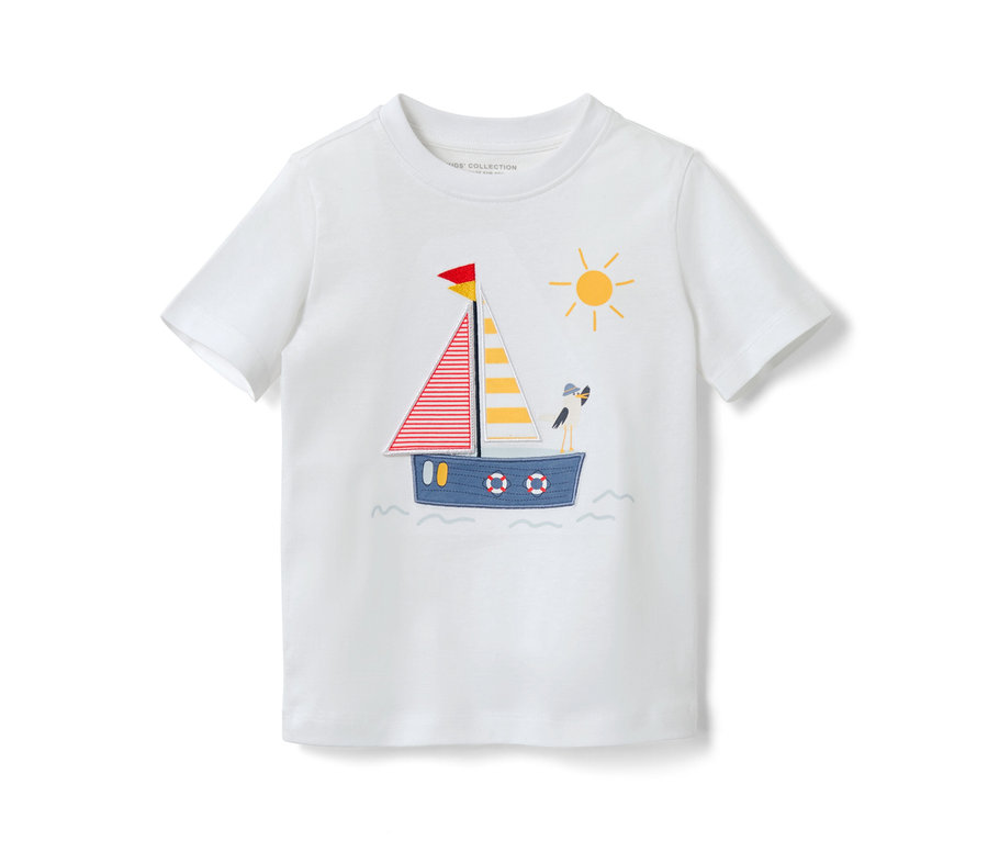 Weißes T-Shirt mit maritimer Applikation eines Segelboots und einer Sonne.