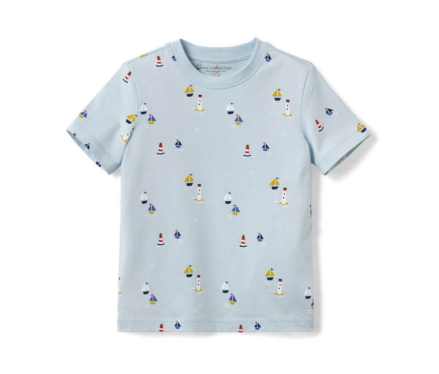 Hellblaues Kurzarm-T-Shirt mit Aufdruck von Segelbooten und Leuchttürmen. 2 Kinder-T-Shirts mit Applikation, maritim.
