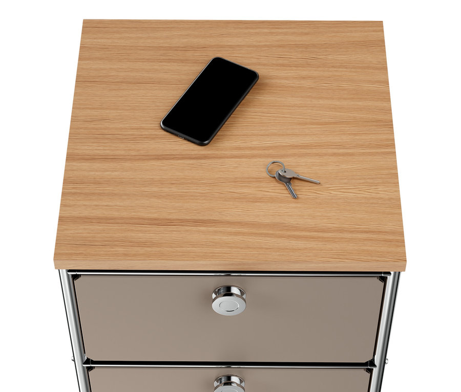 Auf der Holzplatte der schmalen Kommode Metall »CN3« mit 2 Schubladen, taupefarben, liegen ein Handy und Schlüssel.
