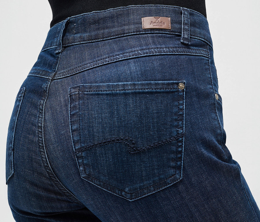 Nahaufnahme einer Person, die dunkelblaue Angels Jeans »Cici« Slim Fit trägt.