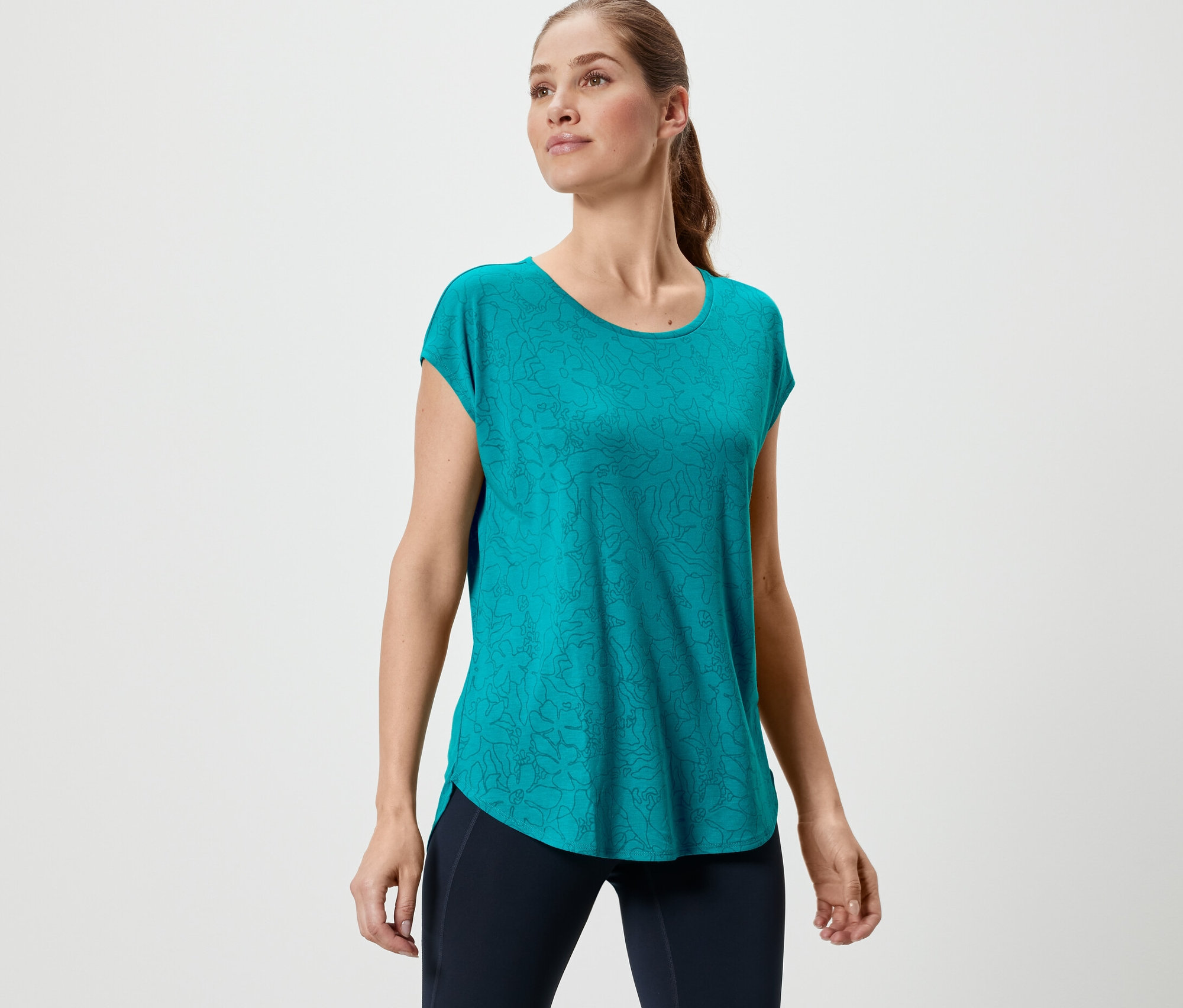 Frau trägt ein türkises Sportshirt.