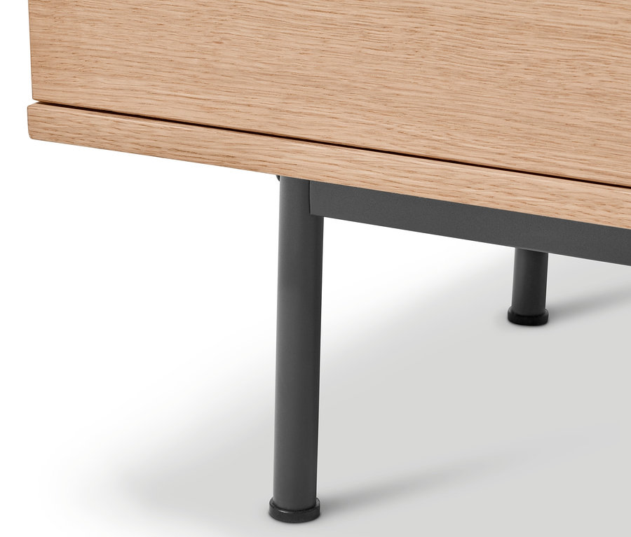 Detailansicht einer »Finnsbo« Kommode mit Holzplatte und Metallbeinen.