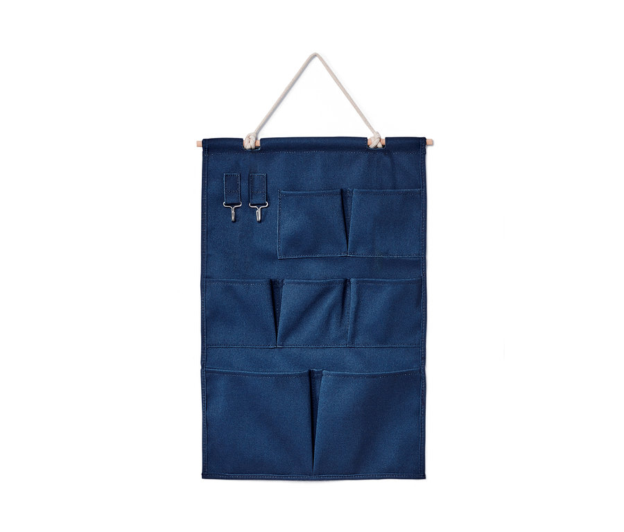 Blauer Hänge-Organizer mit sieben Taschen und zwei Haken.