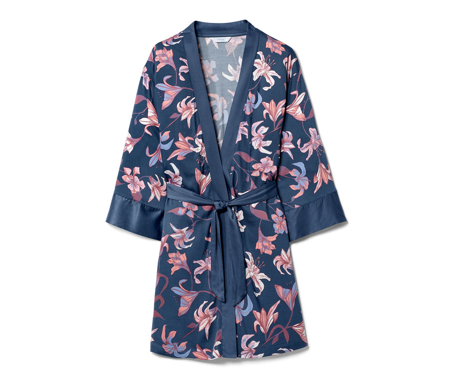 Blauer Morgenmantel mit Blumenmuster.