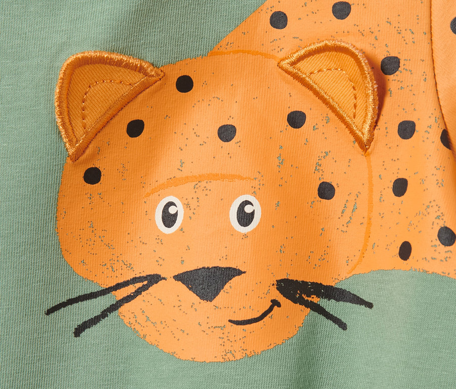 Detailansicht von 2 Kinder-T-Shirts mit Tiermotiv.