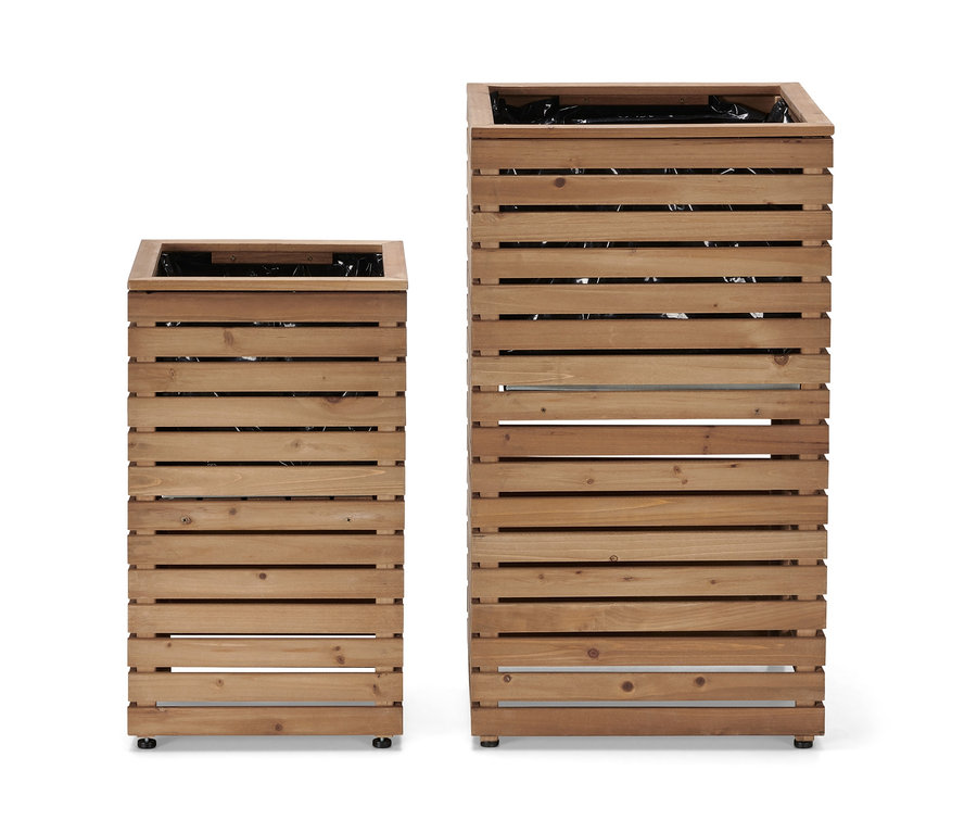 Zwei unterschiedlich hohe »Tinus« Pflanzsäulen aus Holz nebeneinander.