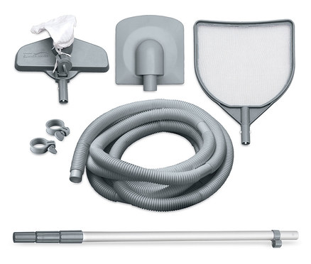 Graues Poolzubehör, inklusive Schlauch, Netz und Teleskopstange.