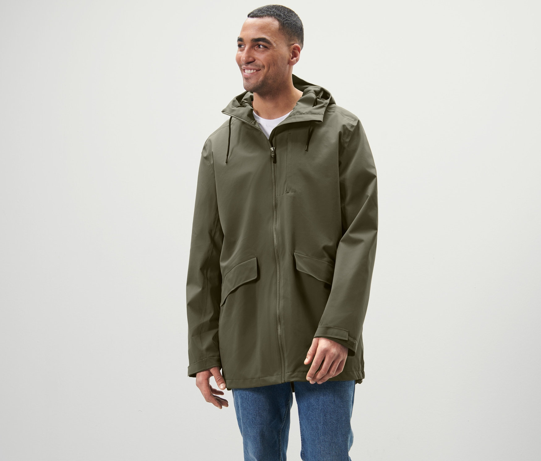 Mann steht und trägt eine Outdoorjacke.