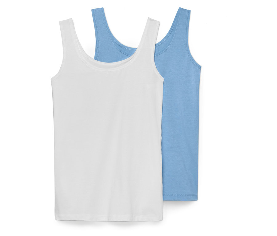 Zwei Tanktops, eines in Weiß und eines in Hellblau, liegen nebeneinander.