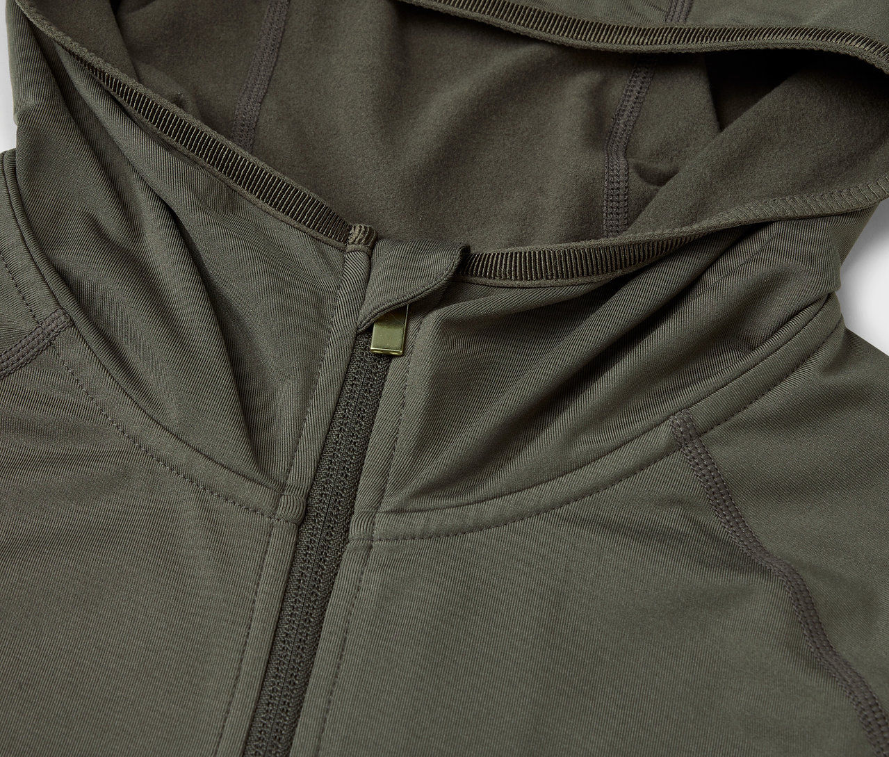 Detailansicht einer olivgrünen Kapuzenjacke mit Reißverschluss.