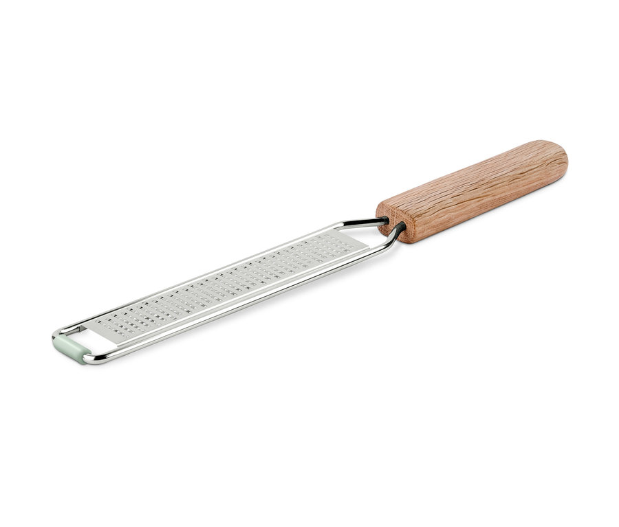 Nahaufnahme einer Handreibe mit Holzgriff und feinen Löchern.