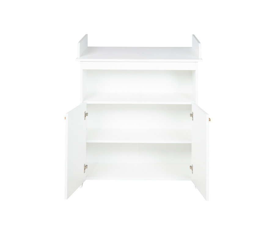 Weiße roba Wickelkommode »Anton« mit offenen Schranktüren und Regalen.