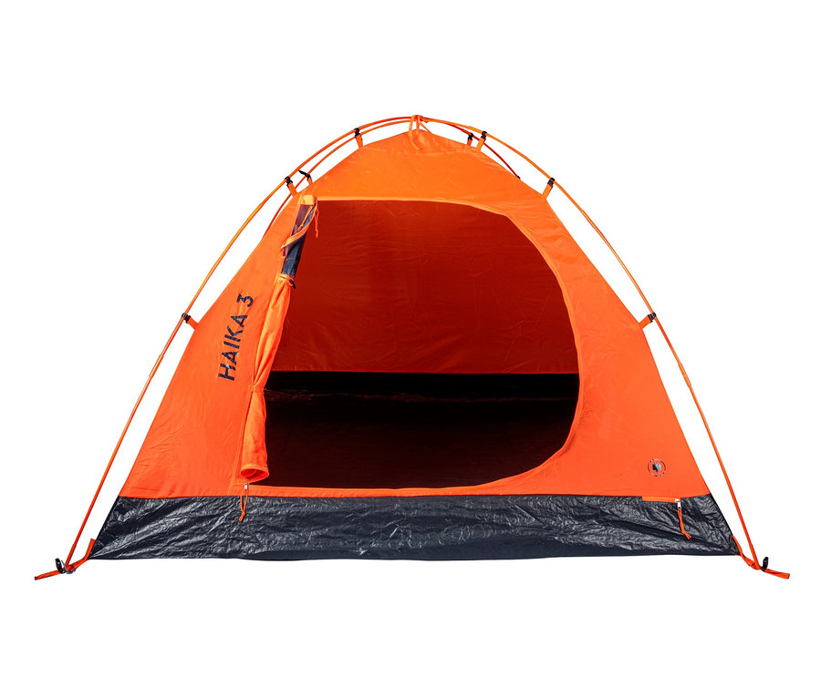 Orangefarbenes Tambu Haika 3 3-Personen-Kuppelzelt mit schwarzem Boden und offenem Eingang.