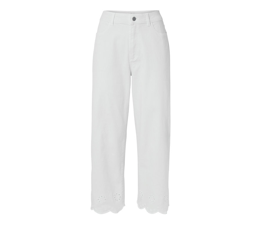 Weiße Jeans mit Lochstickerei am Beinabschluss.