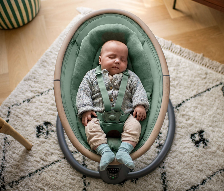 Baby schläft in der Maxi-Cosi Elektrische Schaukel »Cassia«.