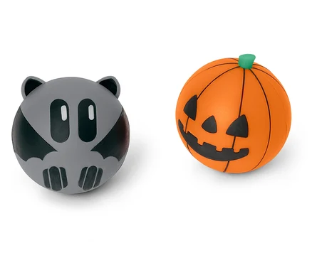 Zwei Halloween-Dekokugeln: eine graue Fledermaus und ein orangefarbener Kürbis.