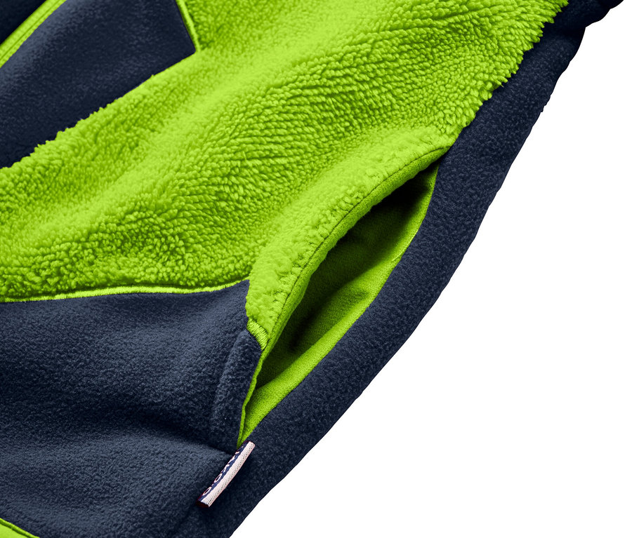 Detailansicht einer marineblau-grünen Fleecejacke mit Tasche.
