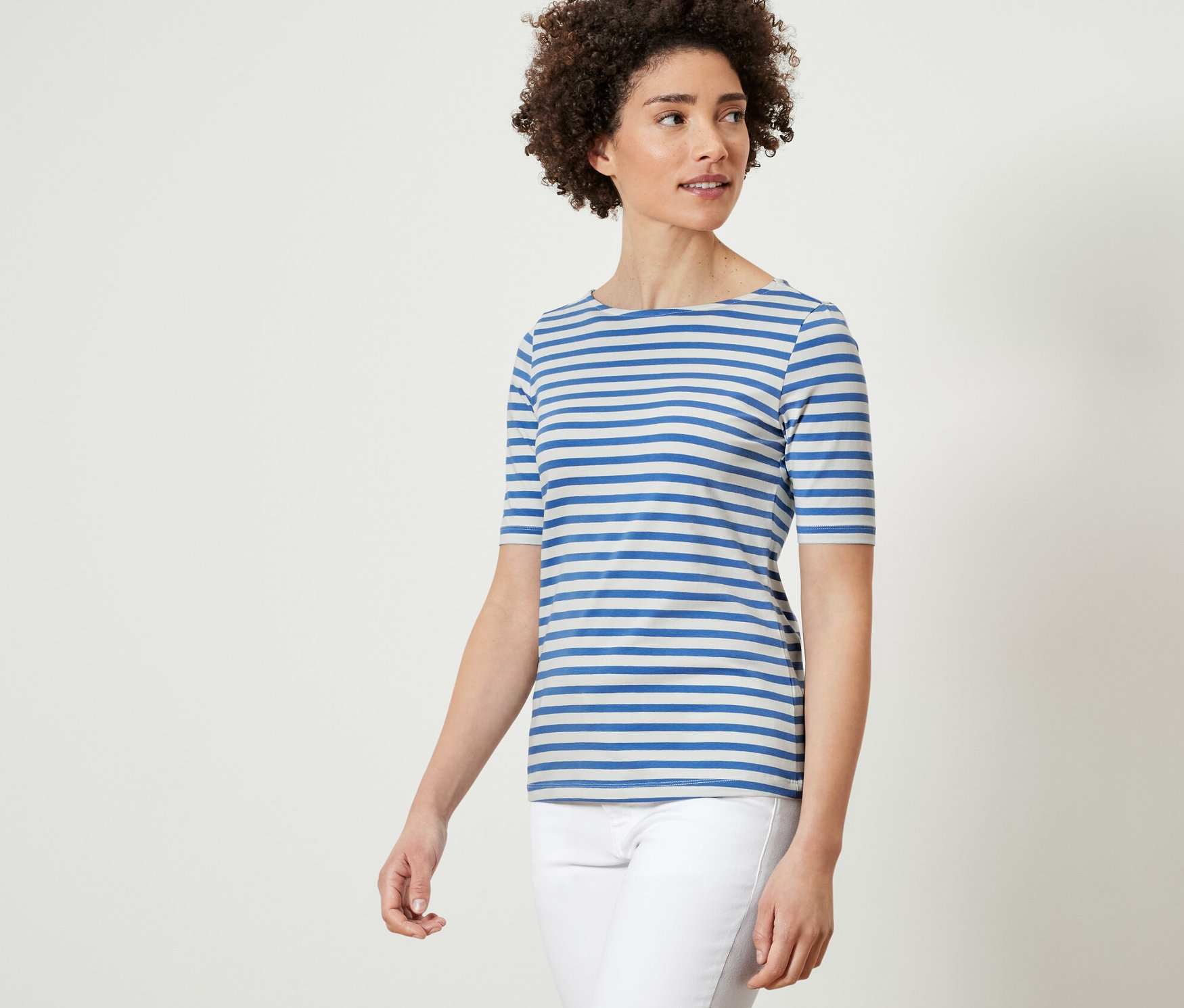 Frau trägt blau gestreiftes Halbarmshirt.